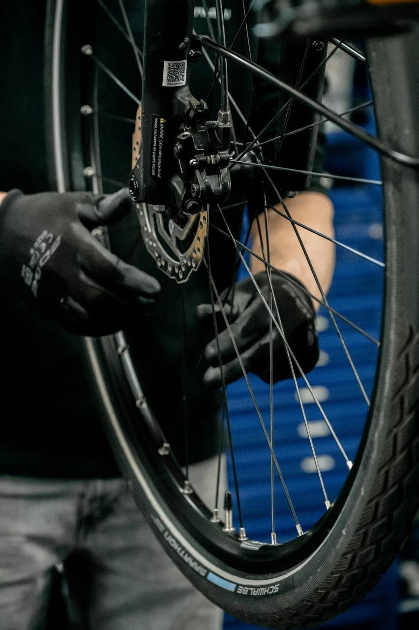 Schijfrem controleren in werkplaats Bus Vol Bikes Raalte